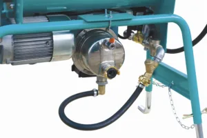 Detaljbild av tryckhöjande vattenpump på Imer Spin 15 genomströmningsblandaren.