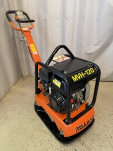 Begagnad markvibrator Mikasa MVH-120 #1081 i körläge med nedfällt handtag sedd snett framifrån