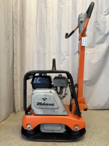 Begagnad markvibrator Mikasa MVH-120 #1081 i transportläge med uppfällt handtag sedd från sidan