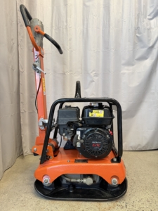 Begagnad markvibrator Mikasa MVH-120 #1081 i transportläge med uppfällt handtag sedd från sidan