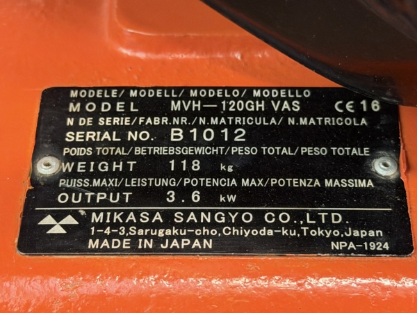 Begagnad vibratorplatta Mikasa MVH-120GH-VAS - maskinskylt