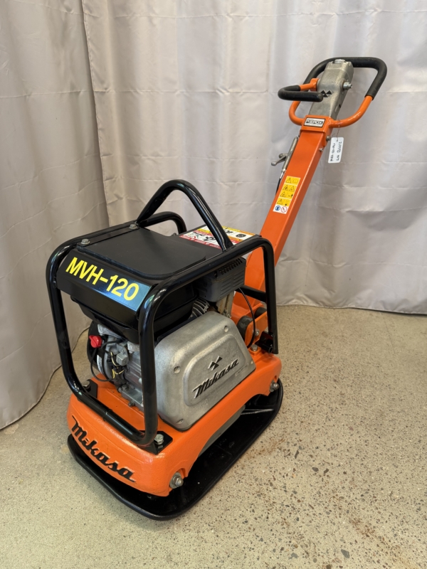 Begagnad markvibrator Mikasa MVH-120 #1081 i körläge med nedfällt handtag sedd snett framifrån