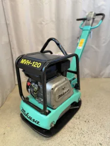Begagnad markvibrator Mikasa MVH-120GH-VAS #1097 i körläge med nedfällt handtag sedd snett framifrån