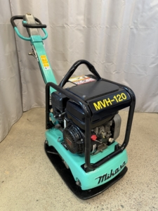 Begagnad markvibrator Mikasa MVH-120GH-VAS #1097 i körläge med nedfällt handtag sedd snett framifrån