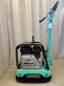 Begagnad markvibrator Mikasa MVH-120GH-VAS #1097 i transportläge med uppfällt handtag sedd från sidan
