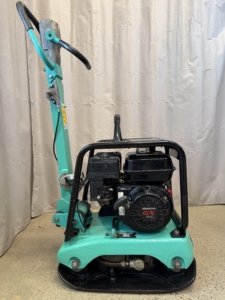 Begagnad markvibrator Mikasa MVH-120GH-VAS #1097 i transportläge med uppfällt handtag sedd från sidan