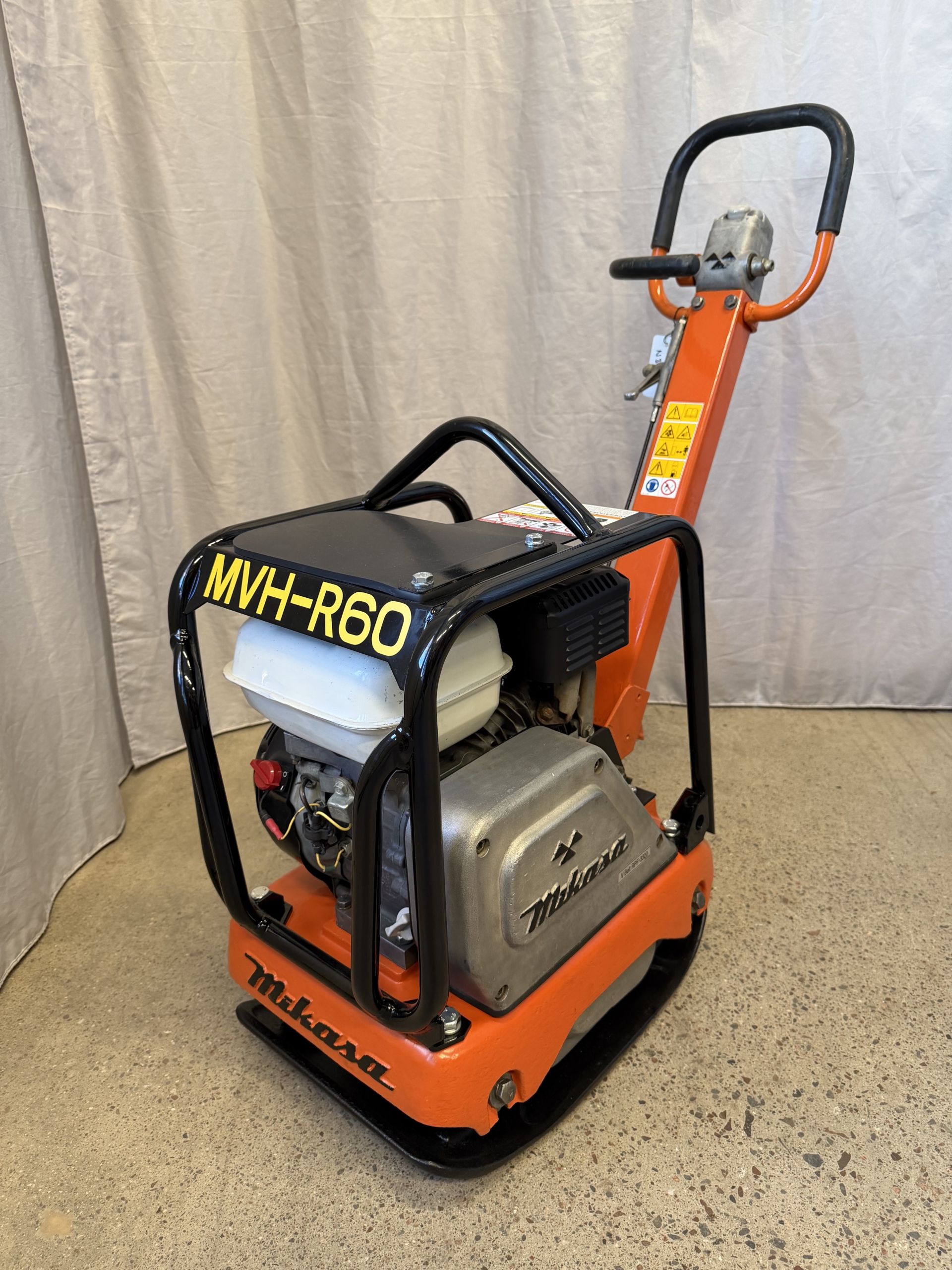Begagnad markvibrator Mikasa MVH-R60 #1096 i körläge med nedfällt handtag sedd snett framifrån