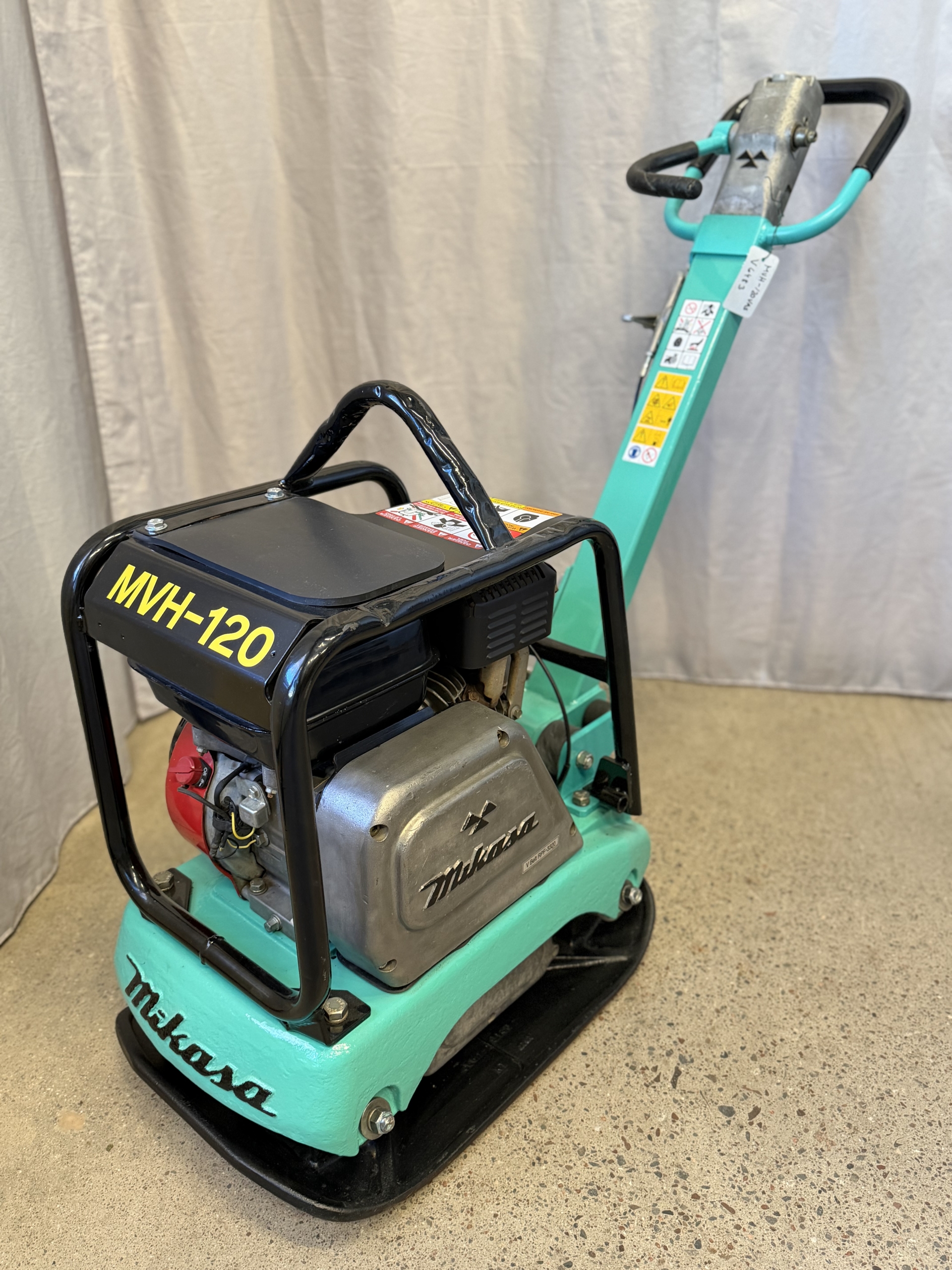 Begagnad Mikasa MVH-120 markvibrator #1099 i körläge med nedfällt handtag sedd snett framifrån